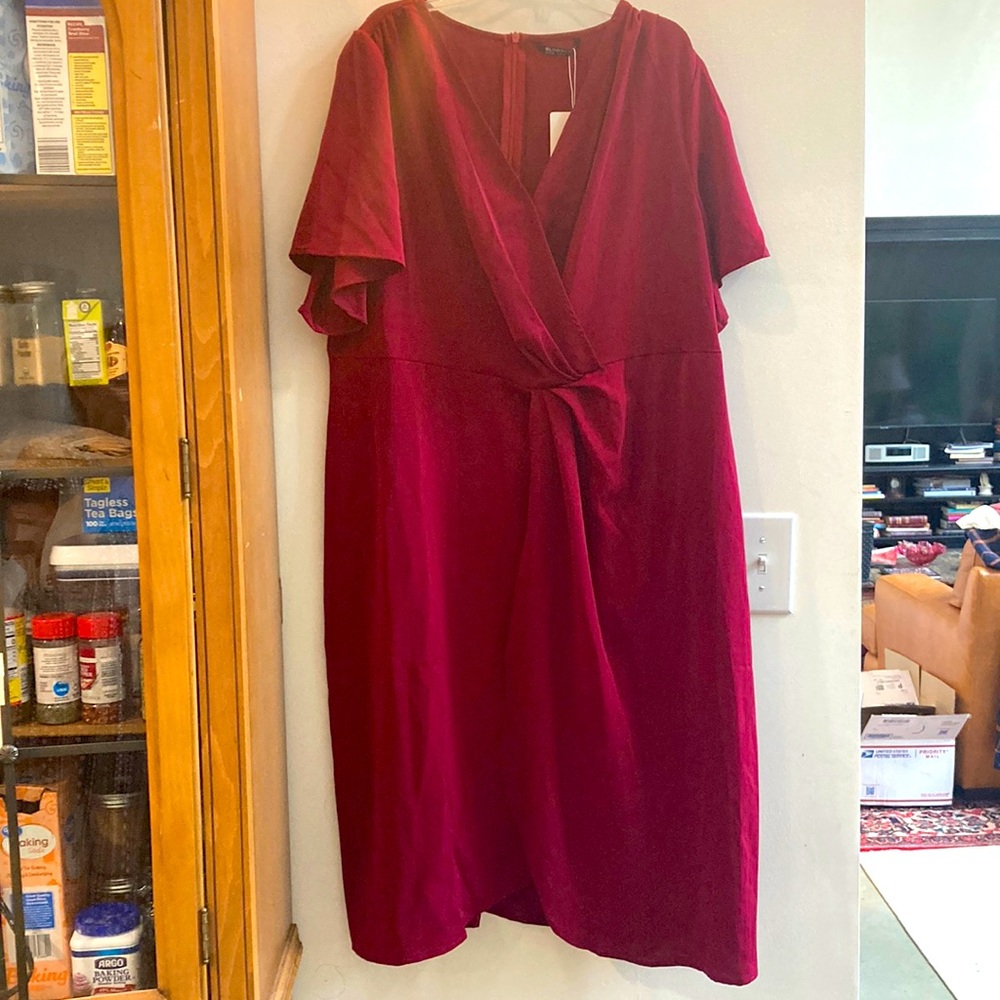 NWT BloomChic “ANNA” career to cocktail poly crepe dress. Size 2x color: wine